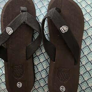 New Unisex Size 42 (9) Black and Brown Flip Flops. Its Very Comfotable